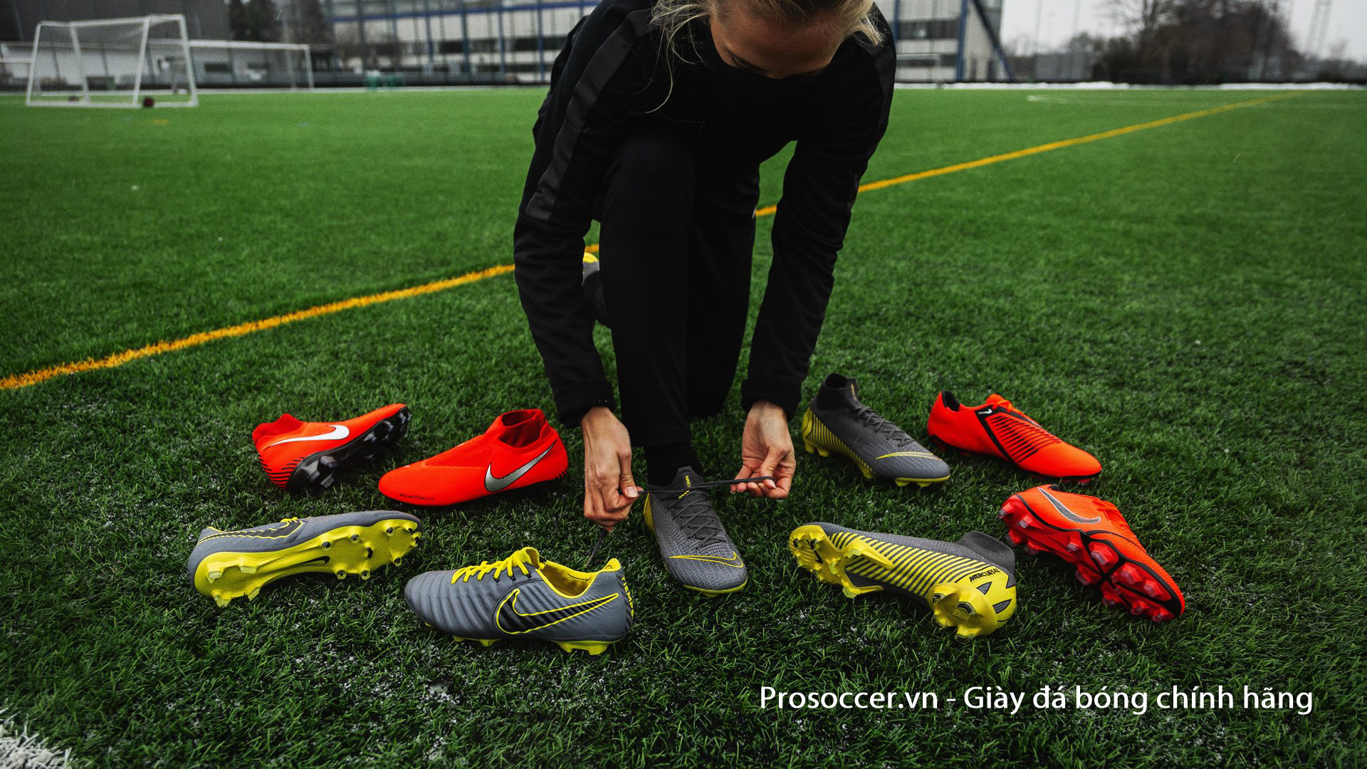 Các mẫu giày đá bóng của cầu thủ chuyên nghiệp thường được làm bằng chất liệu cao cấp