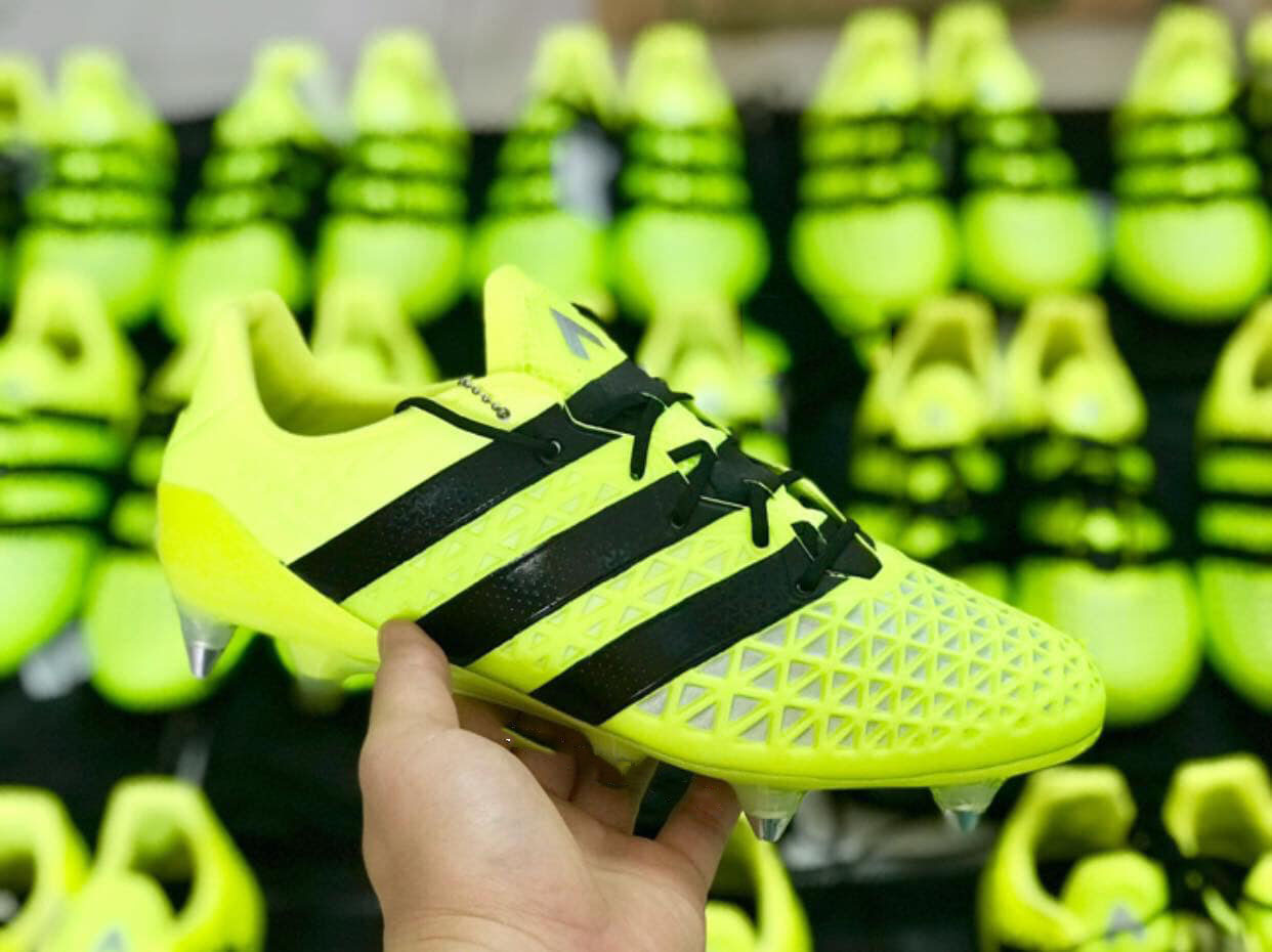 Giày Adidas ACE 16.1 với các vân nổi kiểm soát bóng được các cầu thủ Việt Nam yêu thích