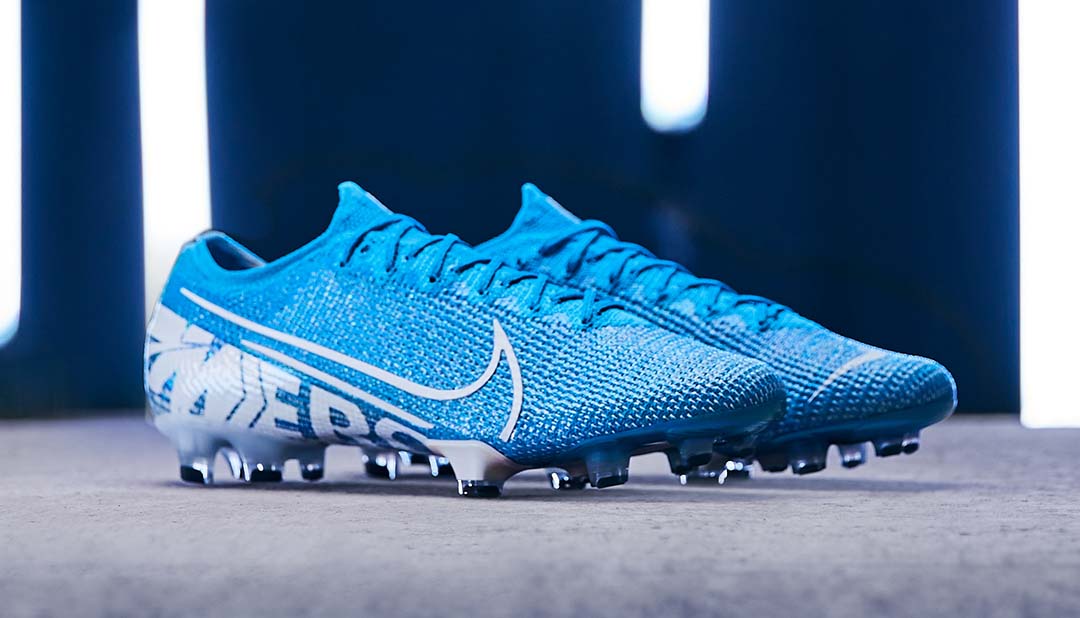 Phiên bản cổ thấp giày bóng đá Nike Mercurial Vapor 13 có trọng lượng rất nhẹ