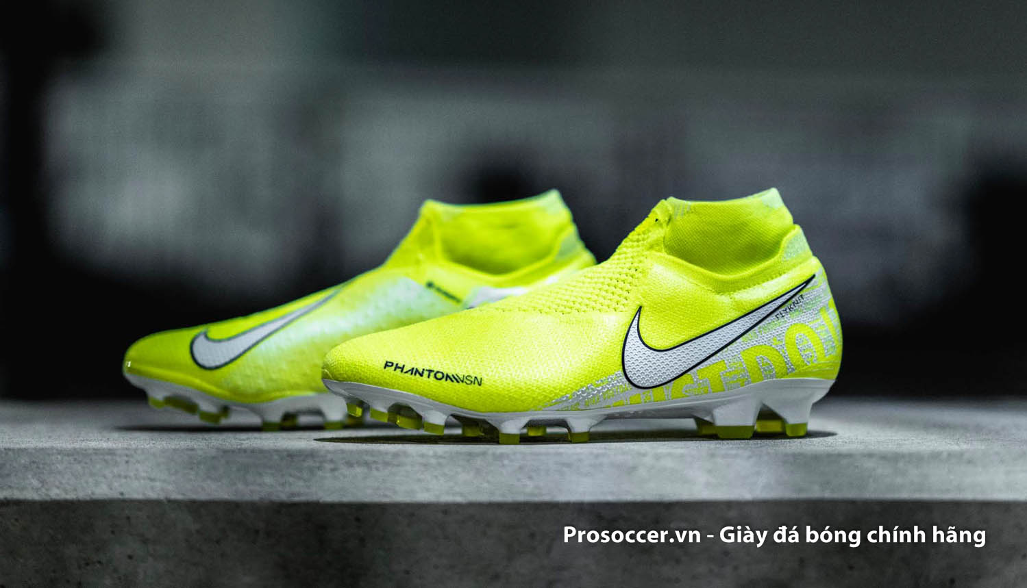 Nike đã giới thiệu nhiều phiên bản giày bóng đá cổ cao với các dòng giày khác nhau
