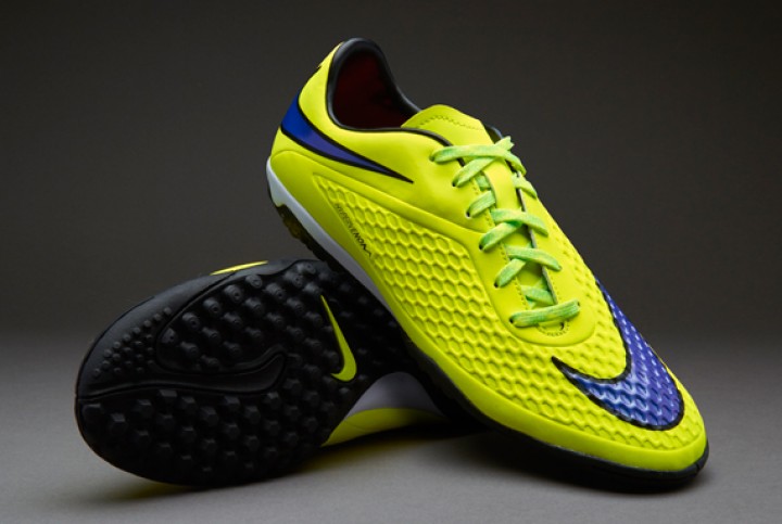 Nike Hypervenom 1 được đánh giá là một đôi giày hỗ trợ chơi bóng cực tốt trên sân cỏ nhân tạo