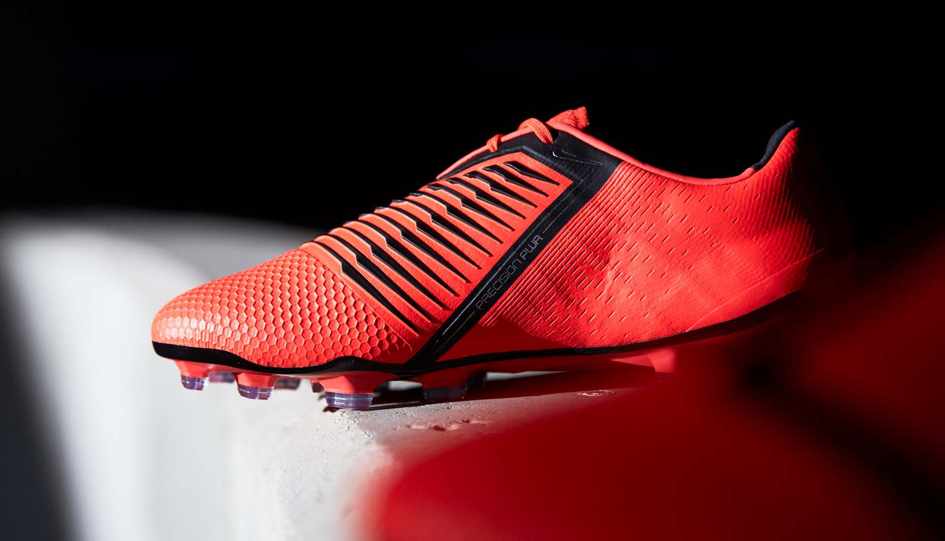Giày bóng đá Nike Phantom VNM là mẫu giày thế hệ mới được áp dụng công nghệ flywire