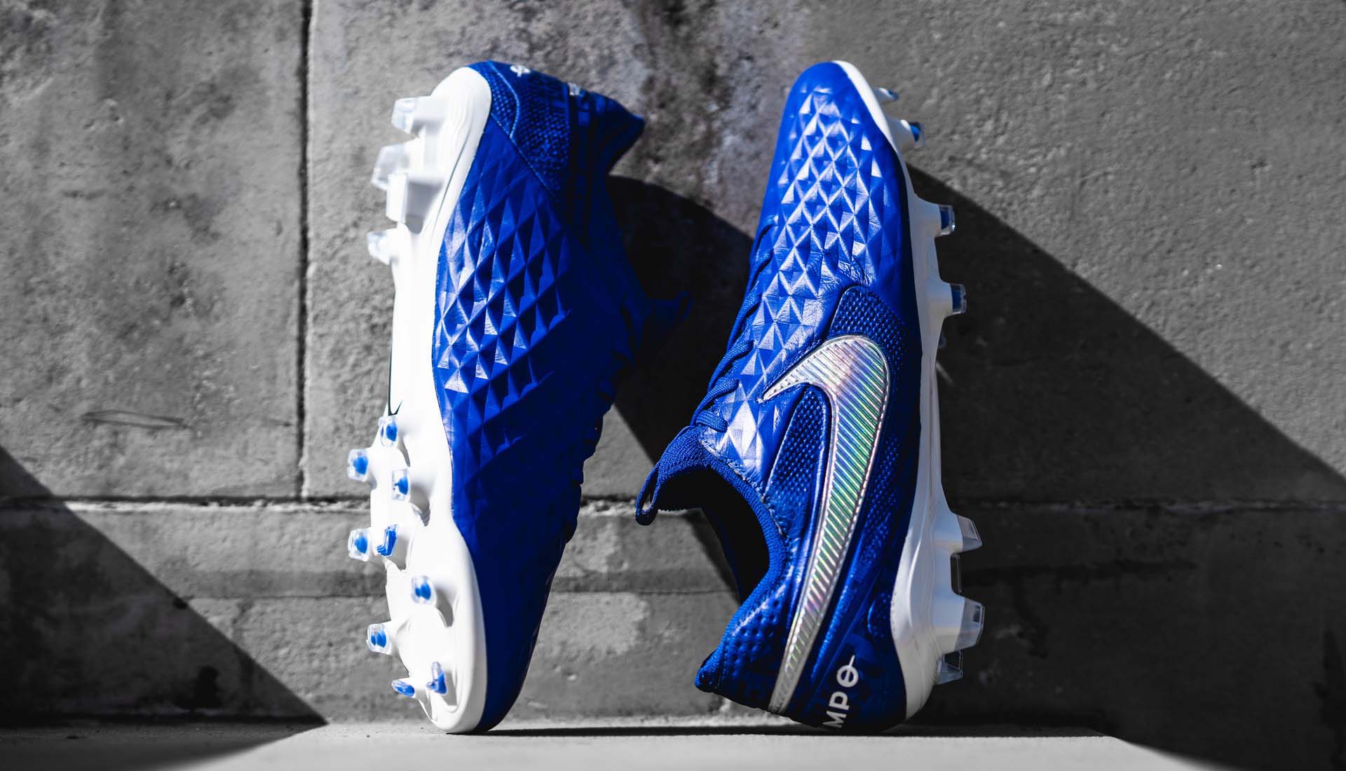 Giày đá banh da thật Nike Tiempo vẫn rất được ưa chuộng trên sân cỏ chuyên nghiệp