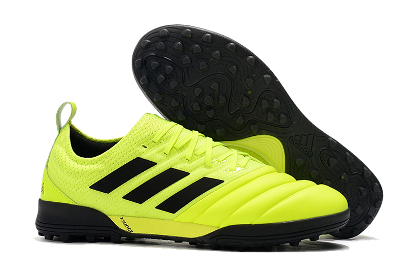 Giày Adidas Copa sân cỏ nhân tạo hỗ trợ kiểm soát xử lý bóng với các vân nổi in hằn trên bề mặt