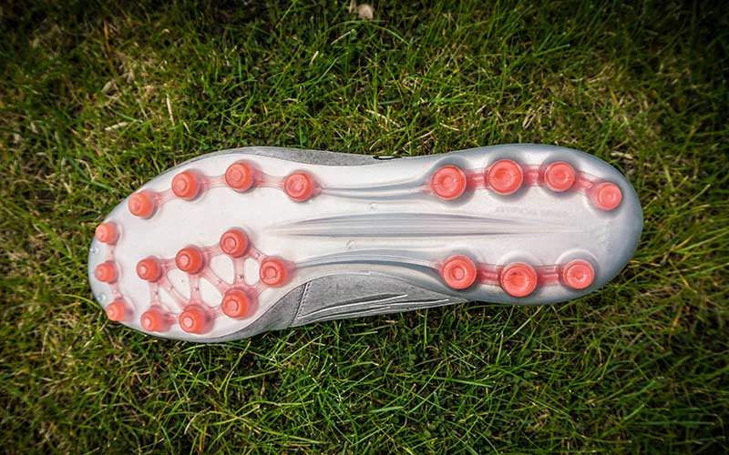 Giày đá bóng sân cỏ nhân tạo đinh tán AG với các đinh núm bằng nhựa không cao lắm