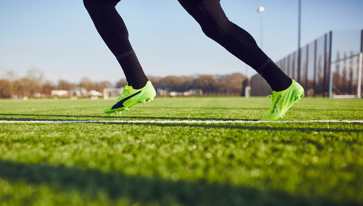 Giày đá bóng siêu nhẹ giúp cầu thủ có thể bảo toàn thể lực và có lợi thế trước đối thủ
