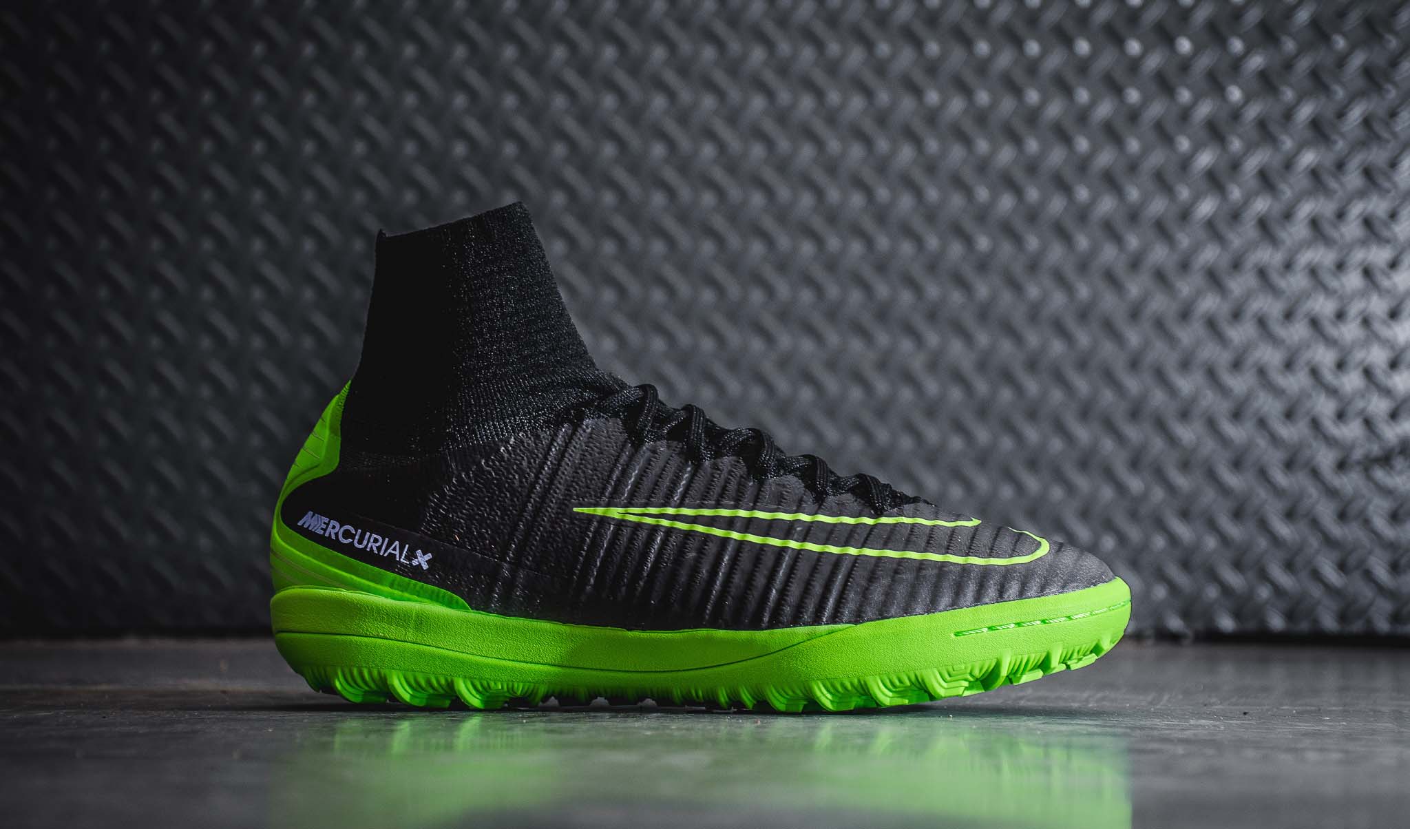 Giày đá bóng sân cỏ nhân tạo Nike da vải với thiết kế đẹp mắt và chất liệu tuyệt vời