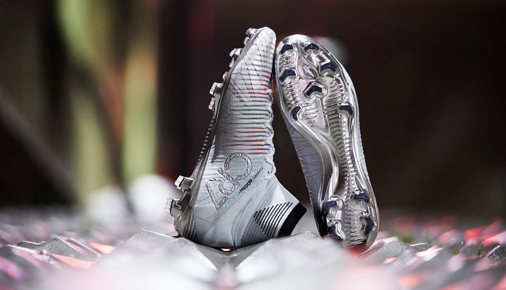 Giày đá bóng Nike Mercurial Superfly V với các sợi dây flywire trên bề mặt da giày