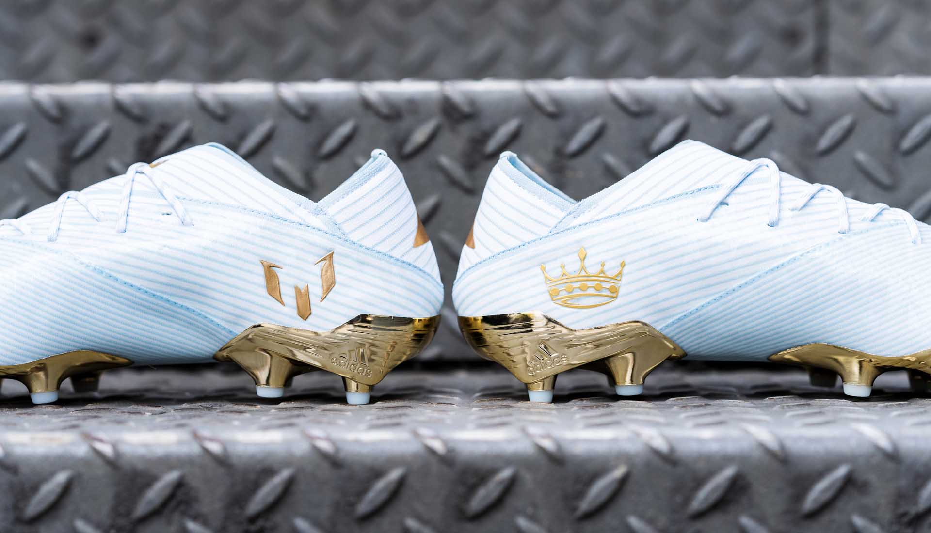 Trên giày có in logo cách điệu chữ M của Messi cùng với chiếc vương miện màu vàng Gold