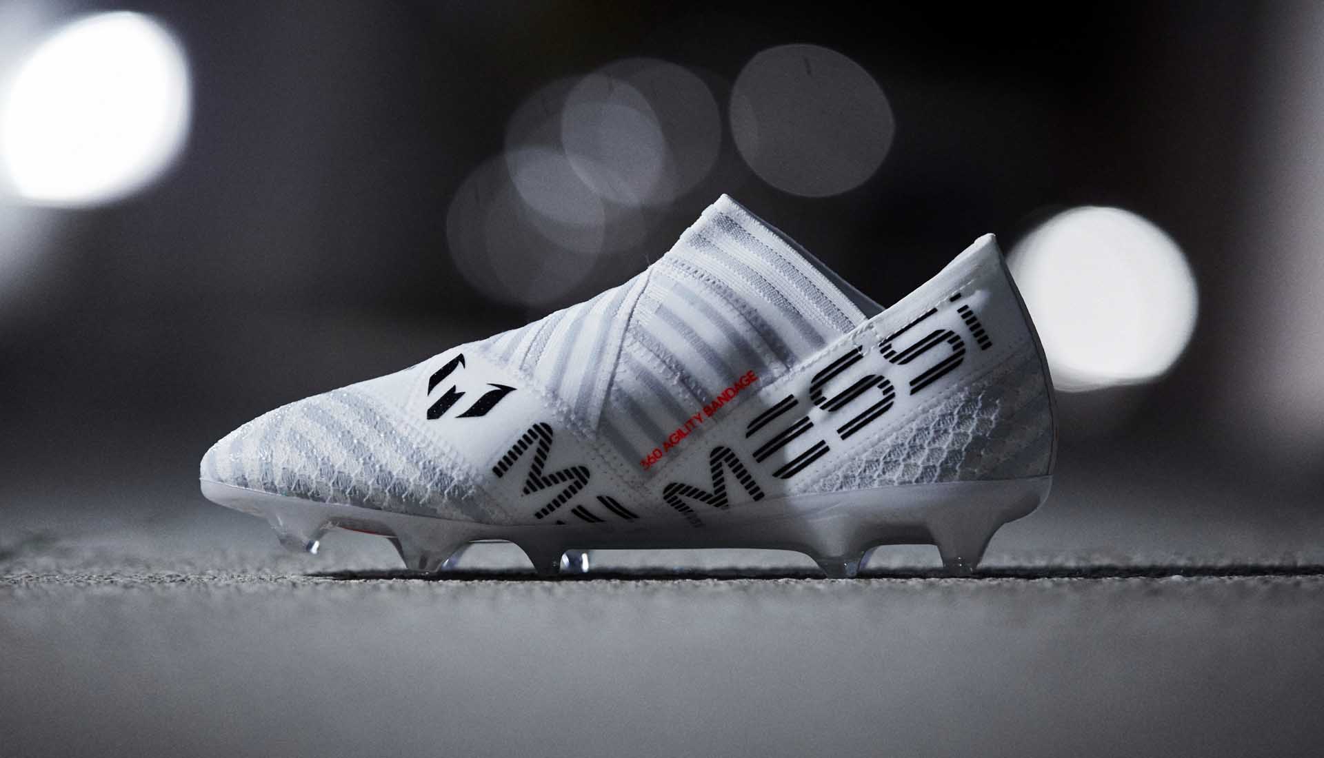 Logo chữ M cách điệu và chữ Messi được in ở cả má trong và má ngoài của giày