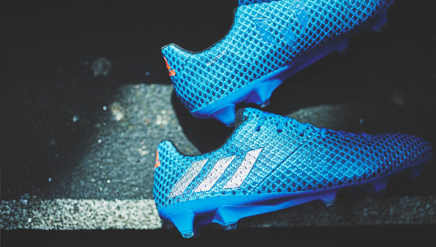 Logo chữ M cách điệu của Messi được in cùng màu và ở má trong giày