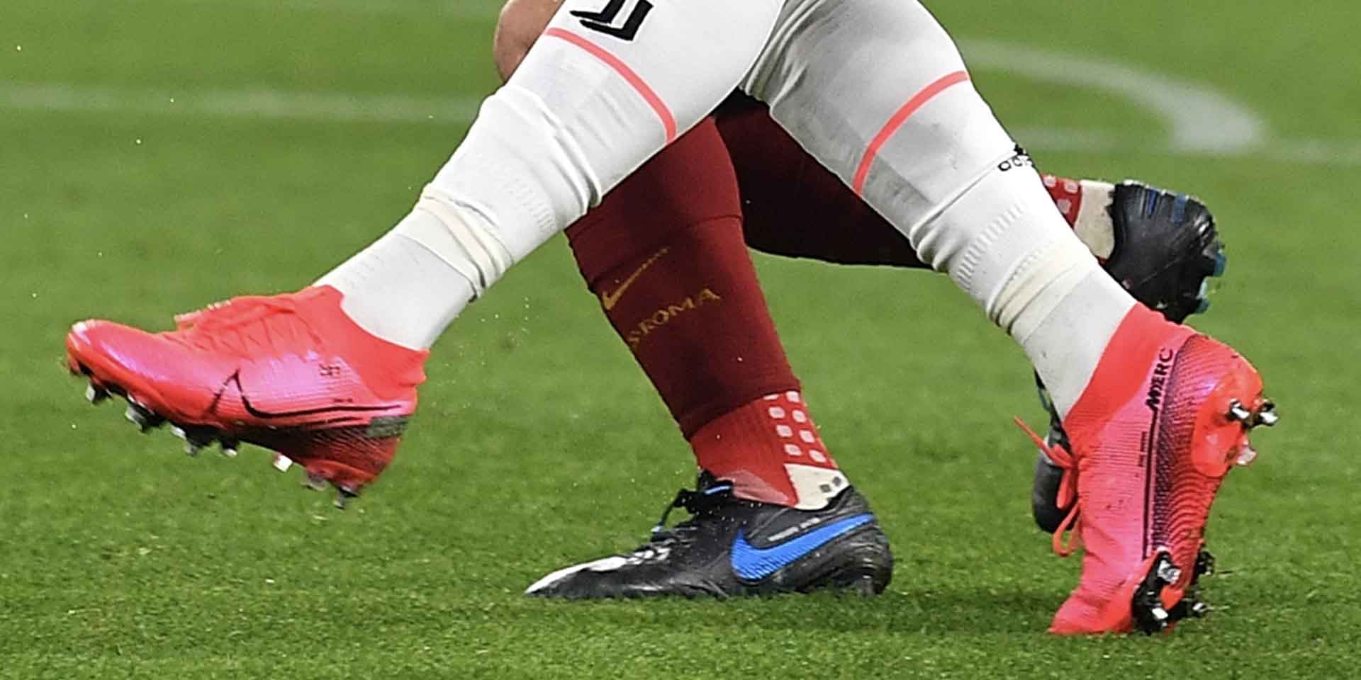 Giày đá bóng chính hãng của các cầu thủ chuyên nghiệp thường có da khác mỏng