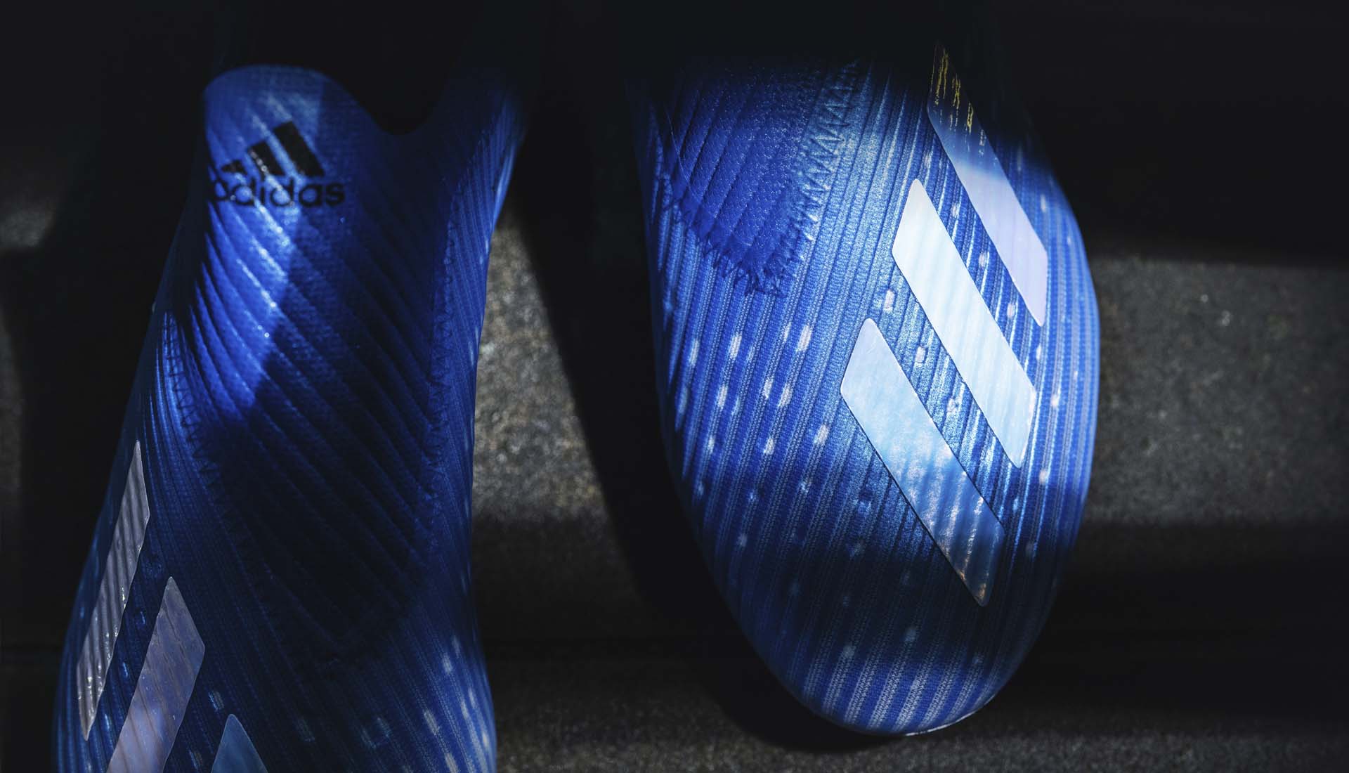 Giày đá bóng Adidas X19+ được sản xuất với lớp da mỏng nhẹ