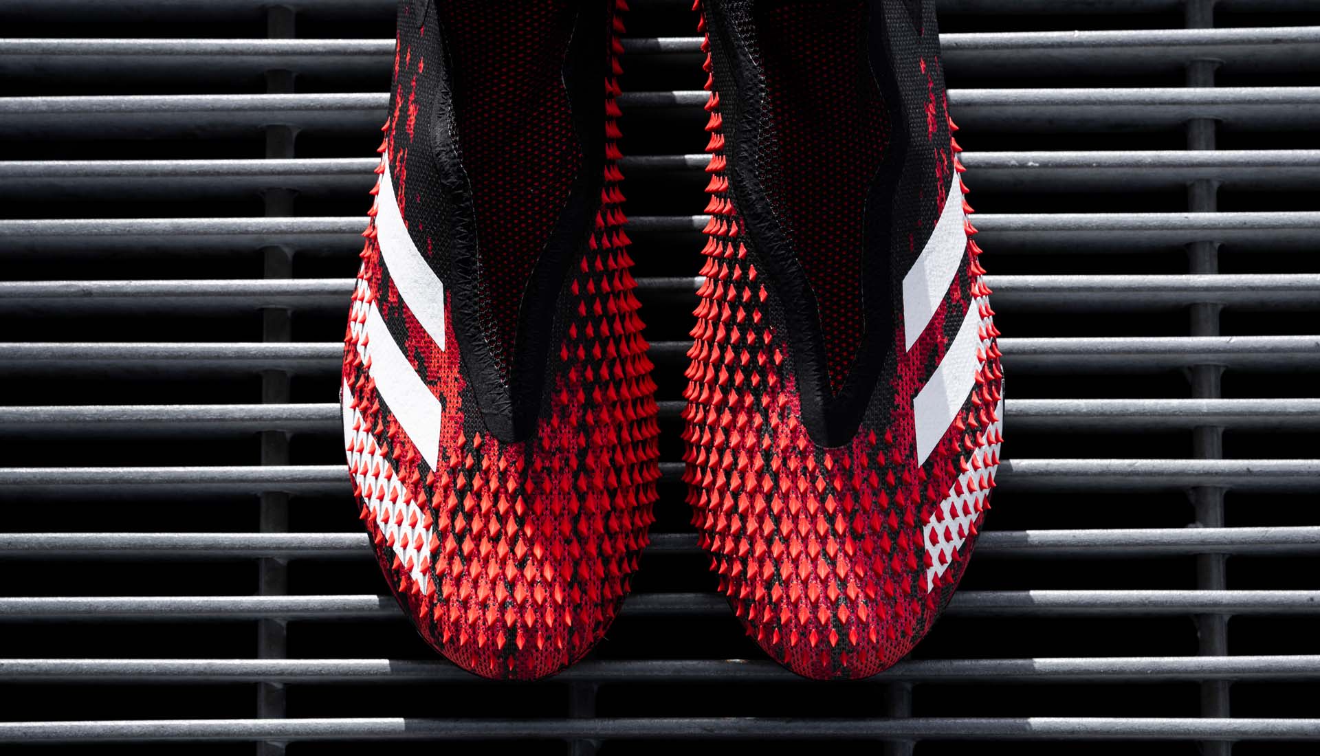 Adidas Predator 20+ với các vân nổi gai góc hỗ trợ kiểm soát bóng trên bề mặt