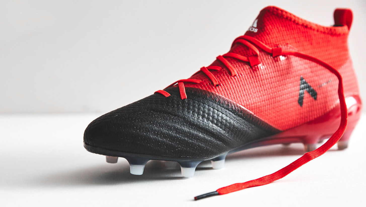 Các mẫu giày bóng đá có lớp da làm bằng vải sợi dệt được gọi là công nghệ Prime Knit