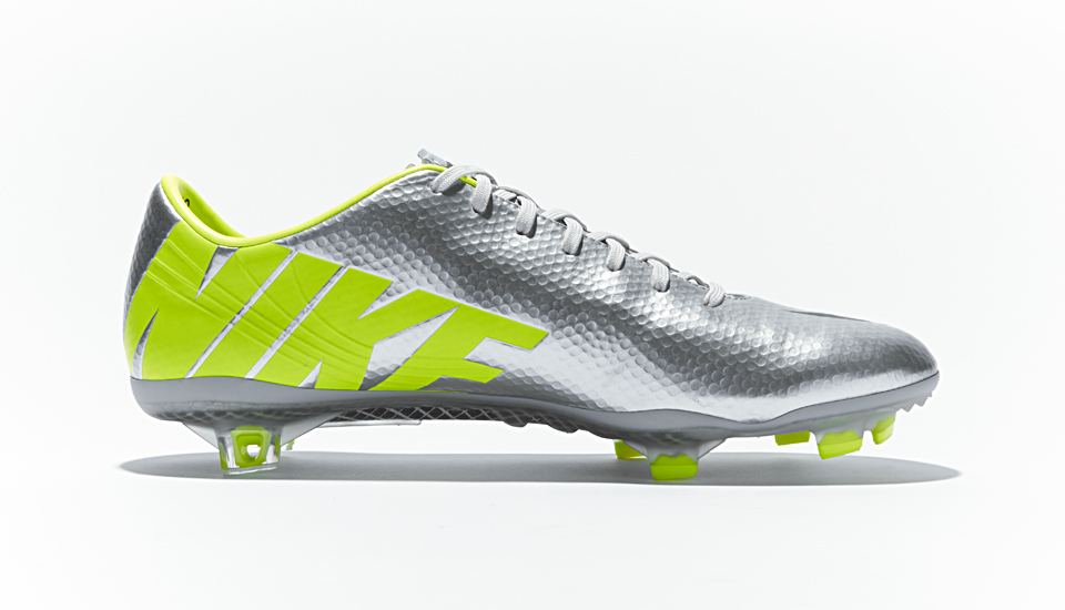Thiết kế thon gọn của giày Nike Mercurial Vapor 9 màu bạc