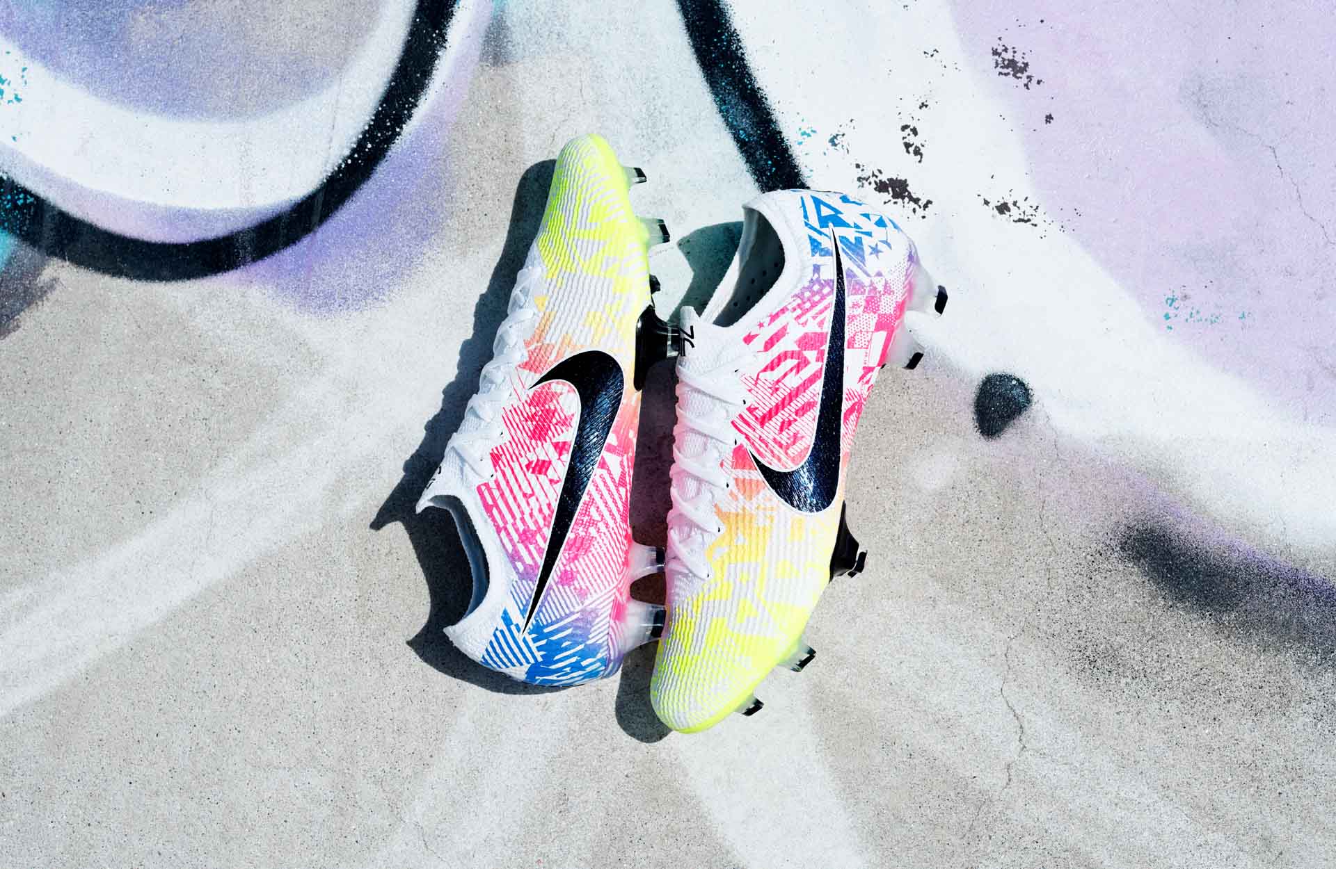 Đôi giày bóng đá đầy màu sắc được Nike thửa riêng cho Neymar
