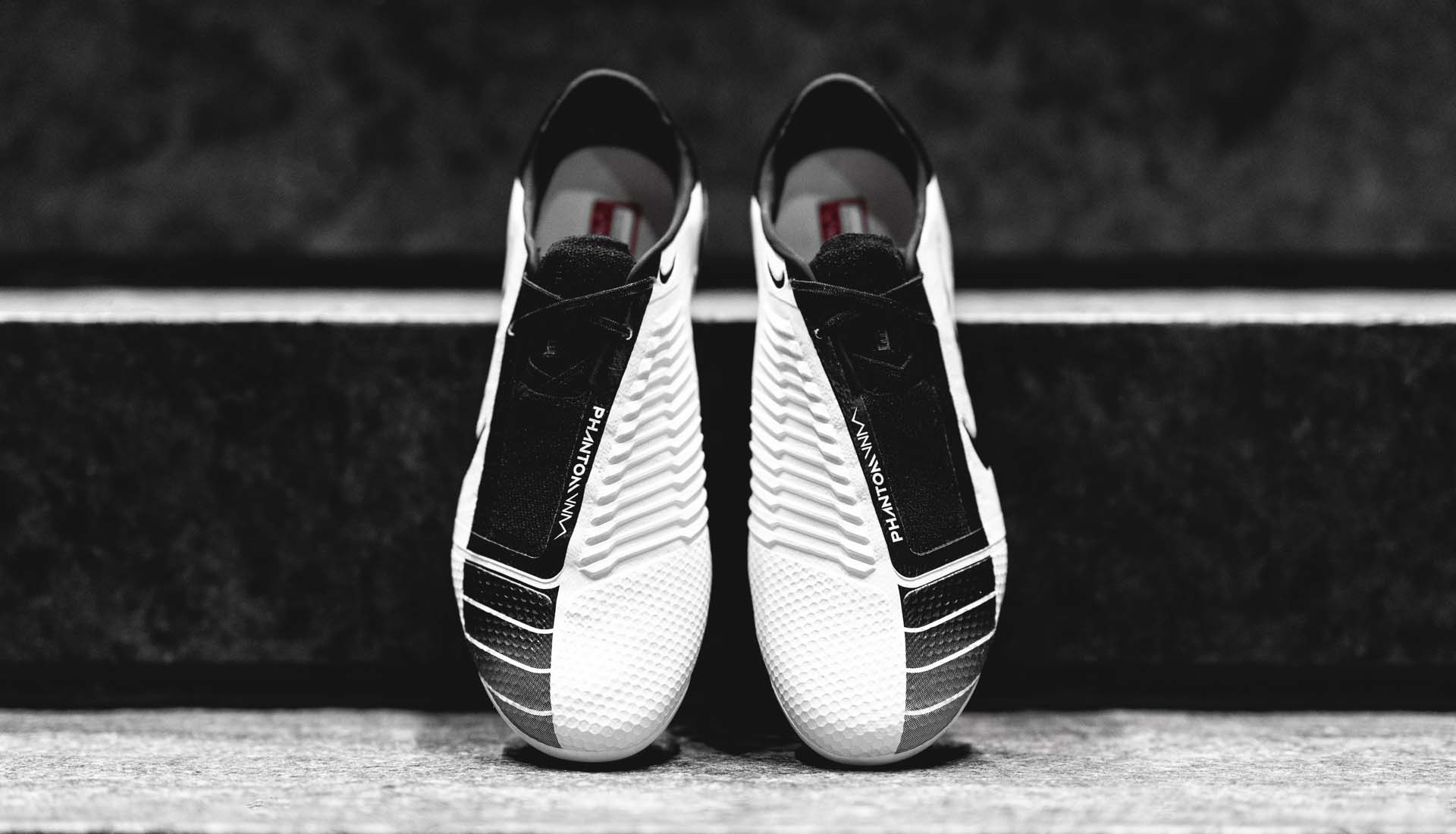 Giày bóng đá Nike Phantom VNM trong bộ sưu tập Future DNA với gam màu đen trắng đẹp mắt