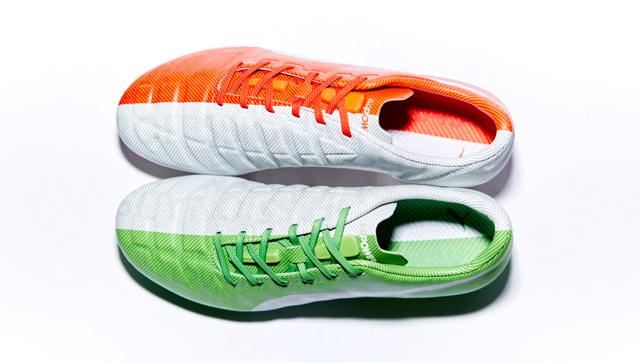 Đôi giày bóng đá Puma thửa riêng cho Mario Balotelii với màu sắc quốc kỳ Italia