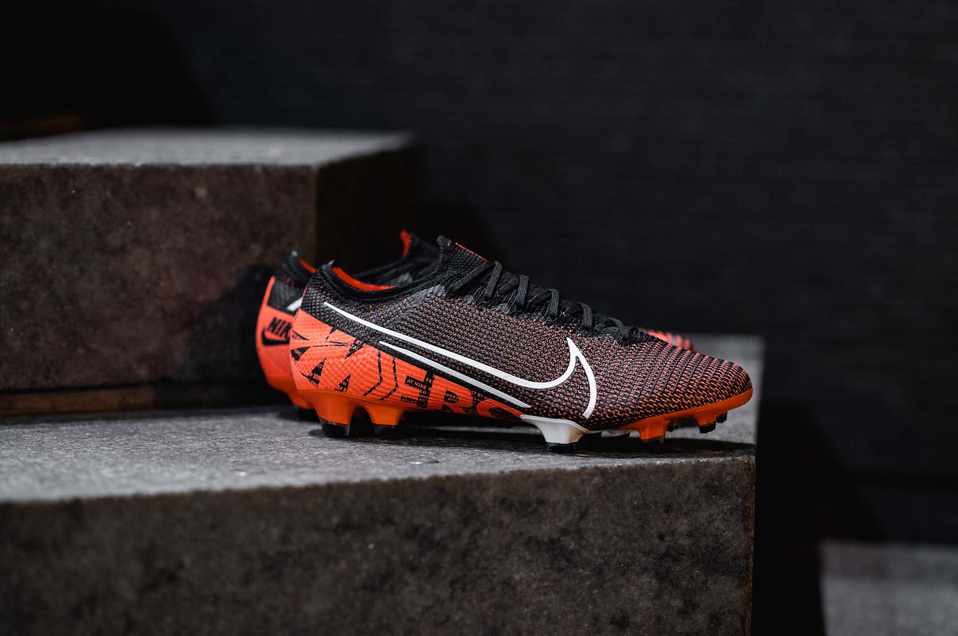 Vẻ đẹp của giày đá bóng chính hãng Nike Mercurial Vapor XIII màu đen cam