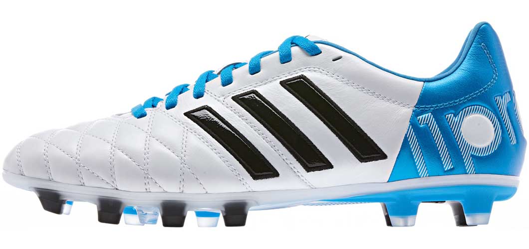 Adidas Adipure với vẻ đẹp của sự cổ điển mà rất khó để tìm được ở những mẫu giày bóng đá mới
