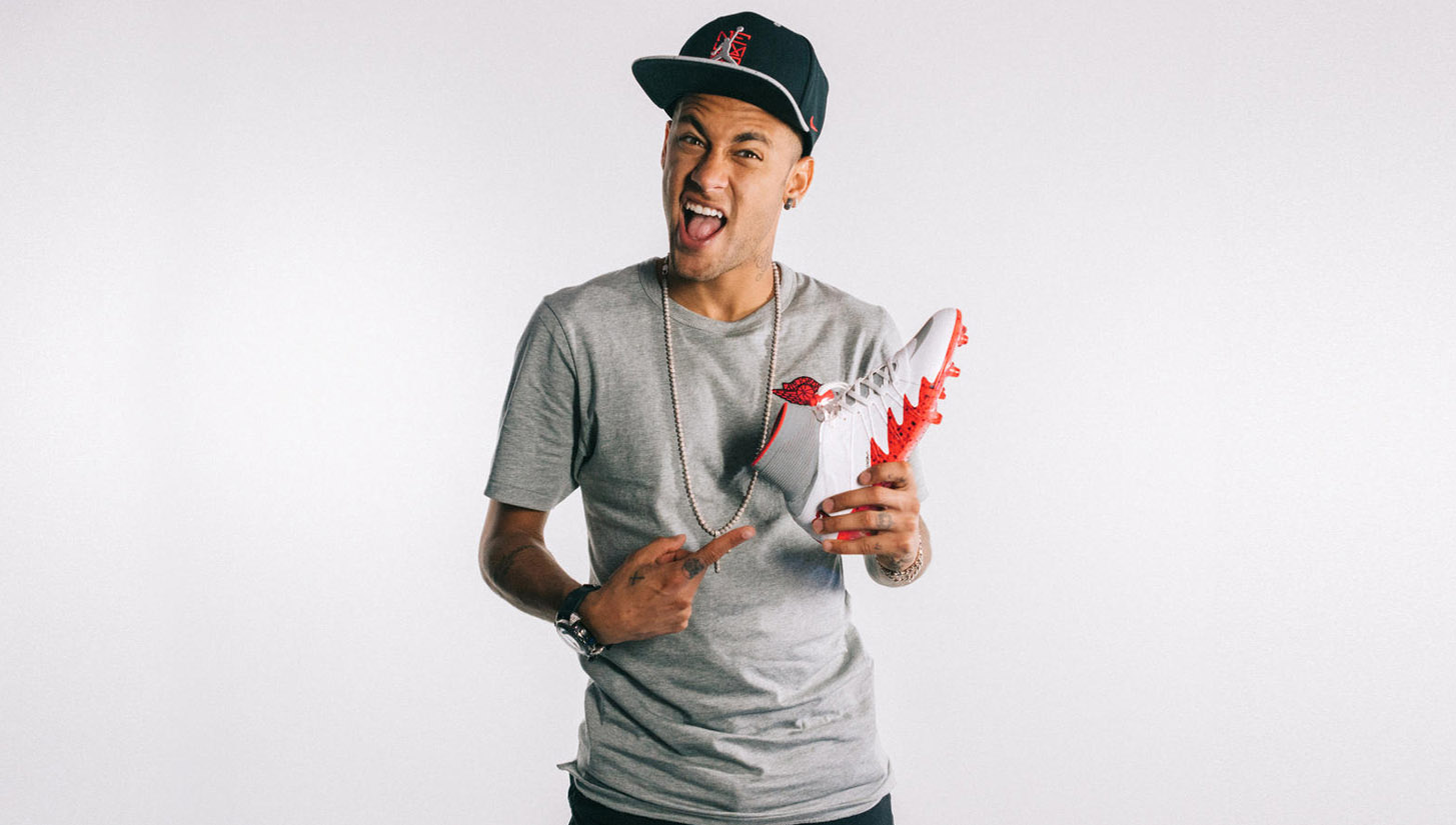 Neymar hào hứng với đôi giày Nike Hypervenom 2 Jordan được thửa riêng