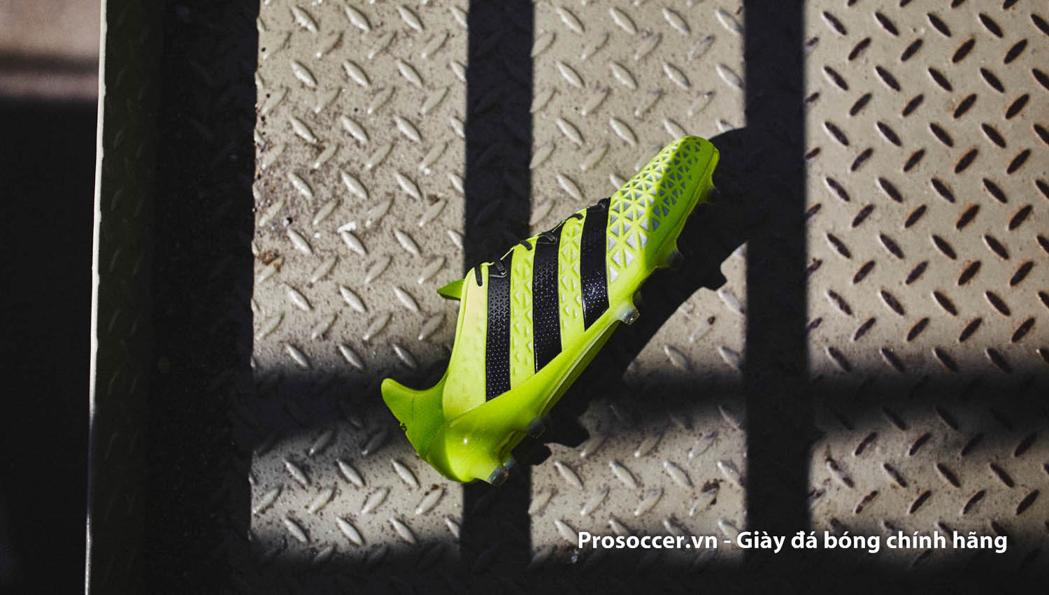 Adidas là thương hiệu giày đá bóng chính hãng rất được ưa chuộng tại Việt Nam
