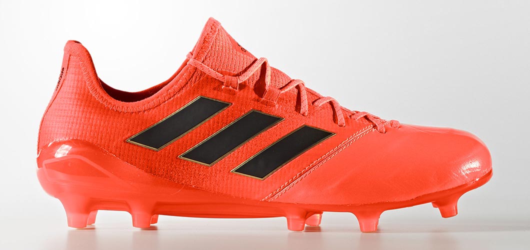 Thủ môn Adrián của Liverpool sử dụng phiên bản giày Adidas ACE 17.1 da thật màu cam
