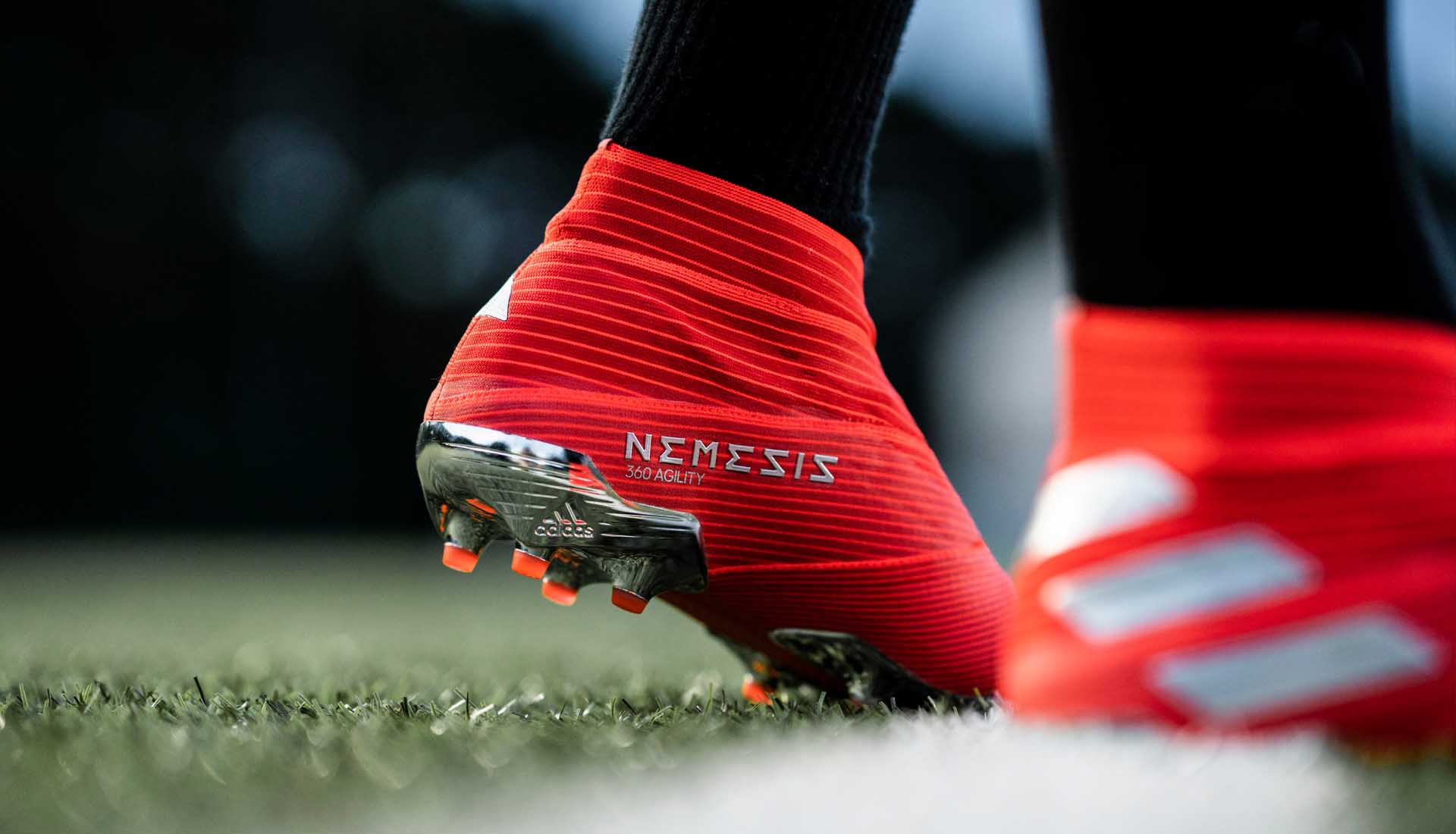 Giày Adidas Nemeziz 19+ rất ôm chân và chắc chân được sử dụng để thi đấu chuyên nghiệp
