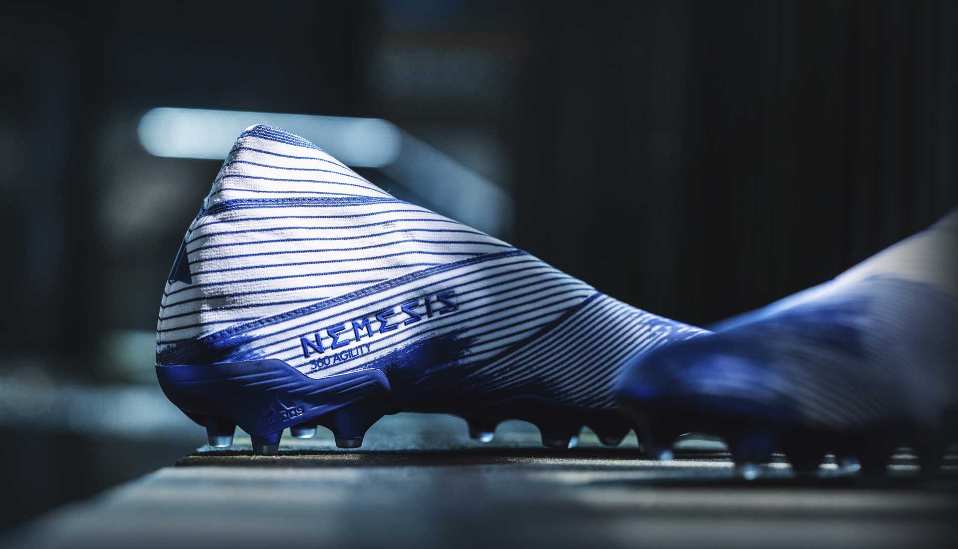 Adidas Nemeziz được làm bằng các sợi đai vải ôm chân