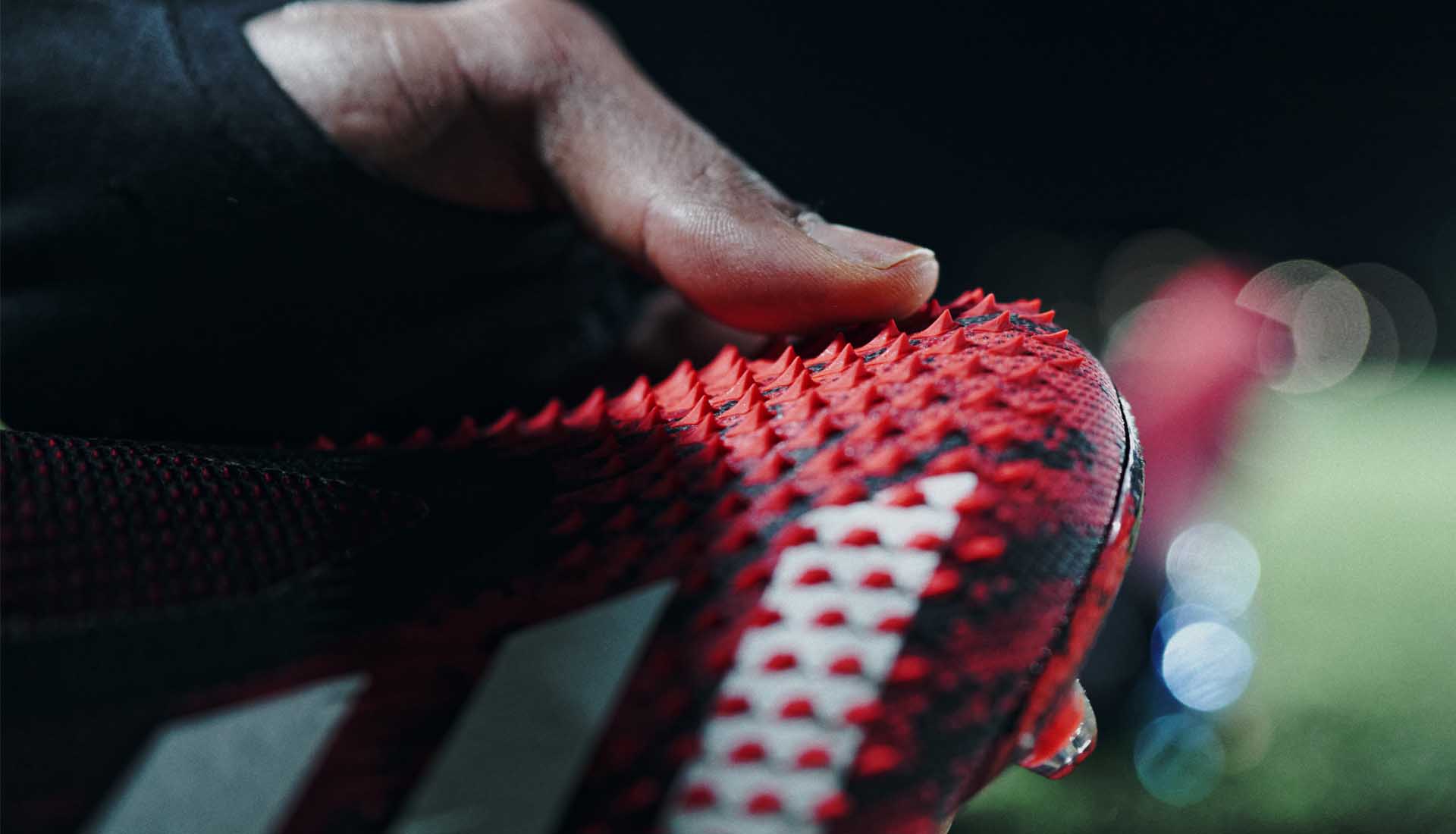 Cận cảnh lớp gai nhọn Demon Skin của giày Adidas Predator 20+