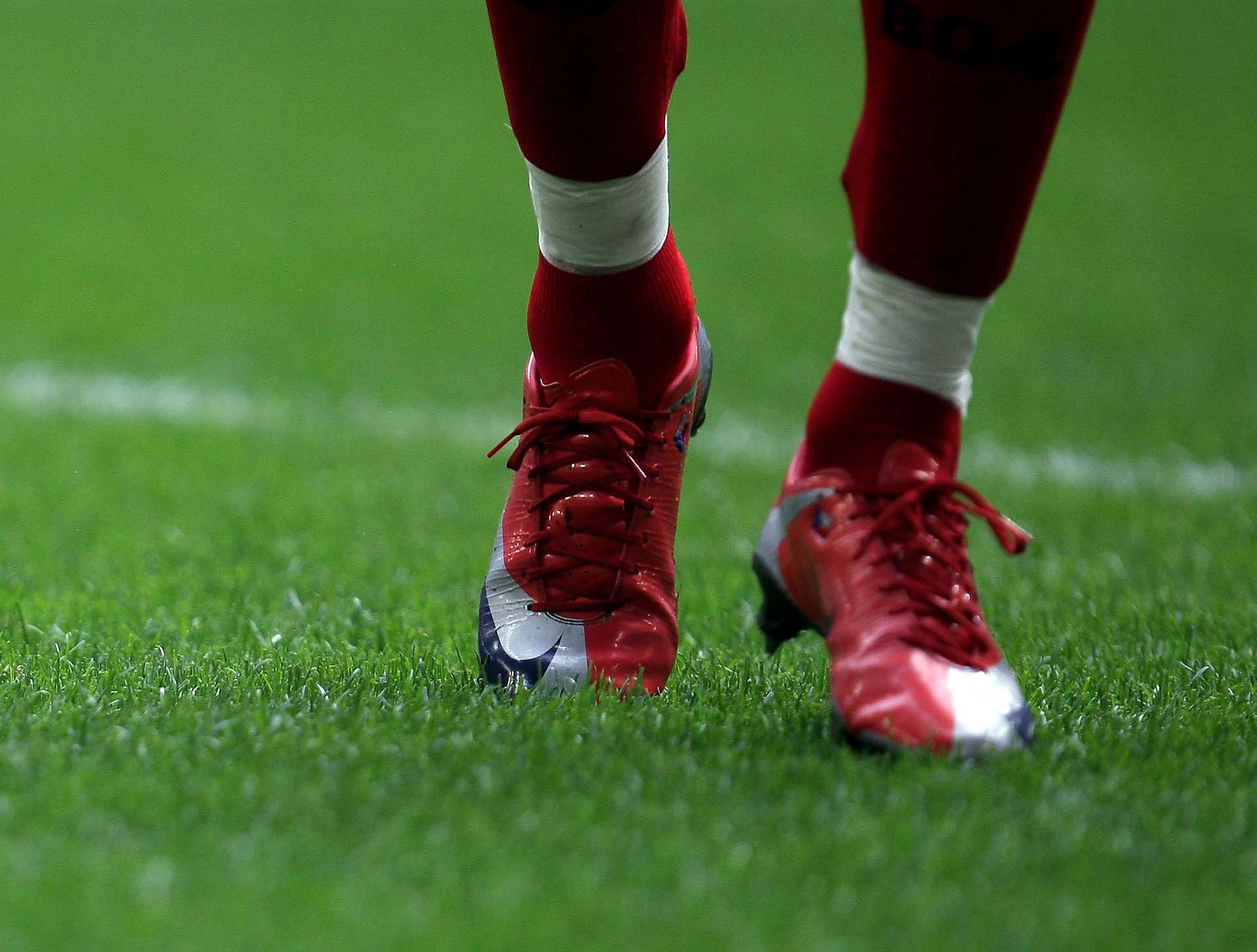 Mang một đôi giày bóng đá ôm chân sẽ giúp bạn cảm giác bóng tốt hơn rất nhiều