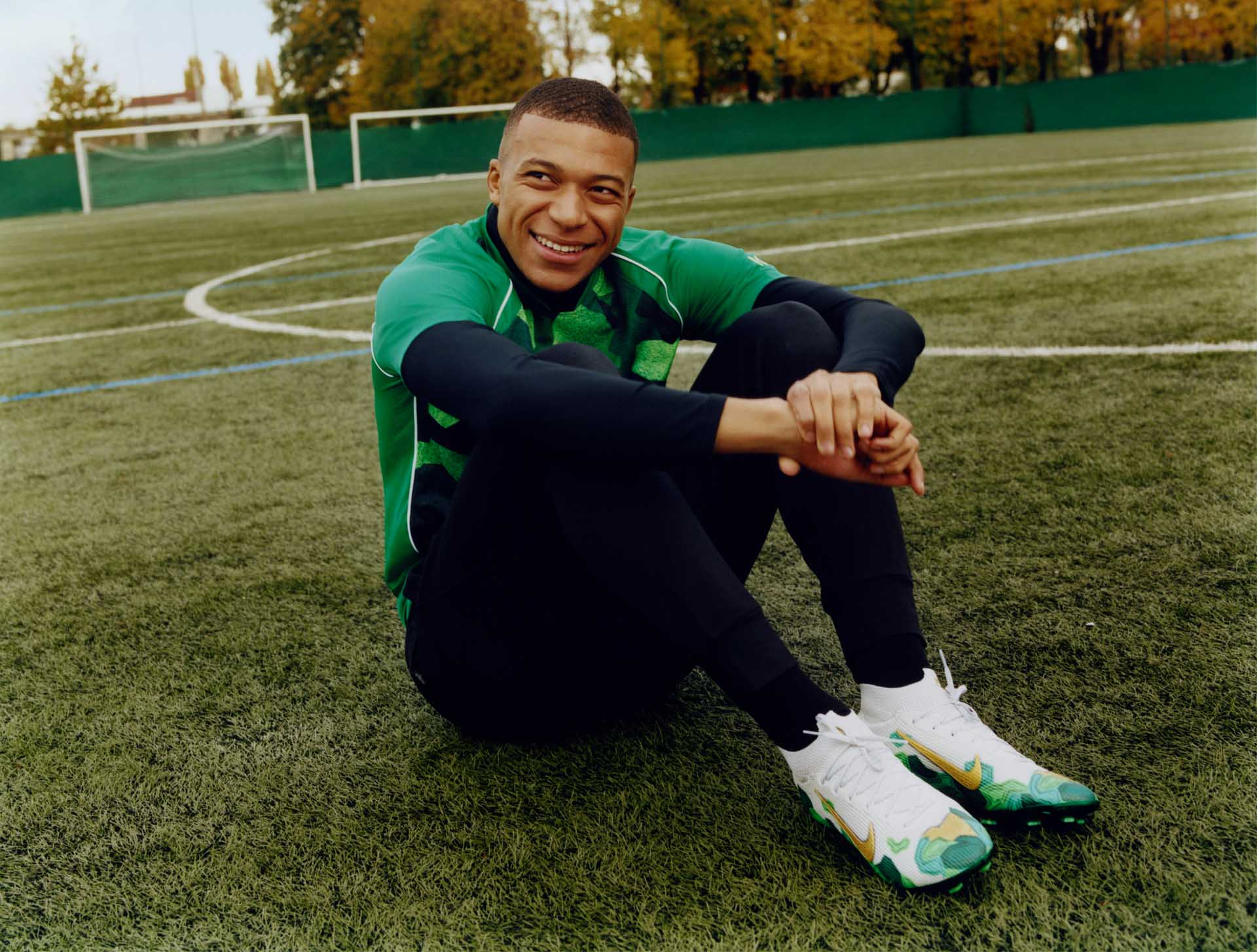 Kylian Mbappé đang là ngôi sao trẻ mới nổi được Nike thửa riêng giày đá banh