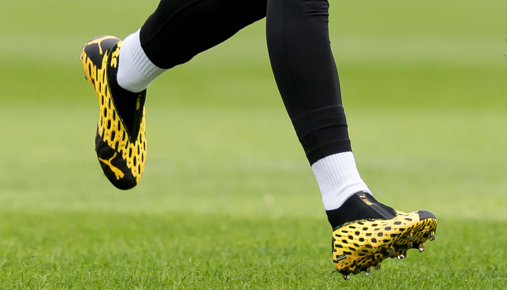 Giày bóng đá thường chắc chân đến mức không buộc dây vẫn có thể chơi bóng được