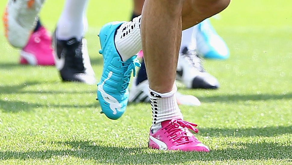 Một đôi giày đá bóng chắc chân đóng là rất quan trọng trong việc hỗ trợ chơi bóng và tránh chấn thương