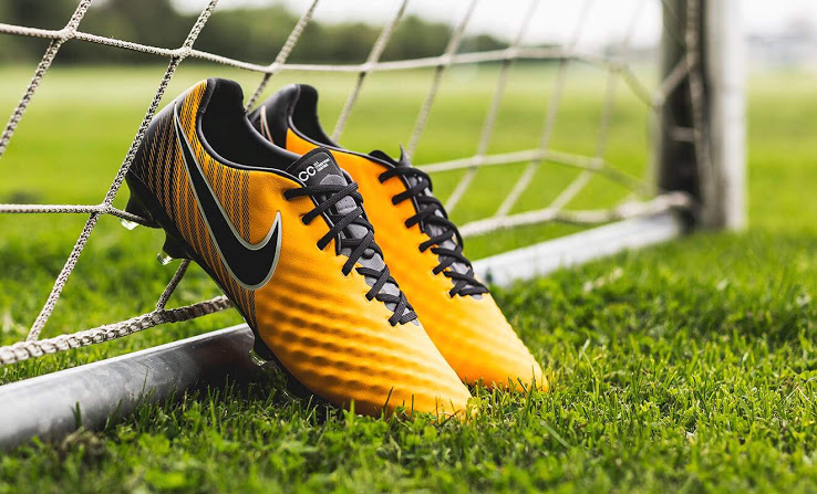 Chọn giày bóng đá da nhám hay da trơn phụ thuộc vào phong cách chơi bóng của bạn