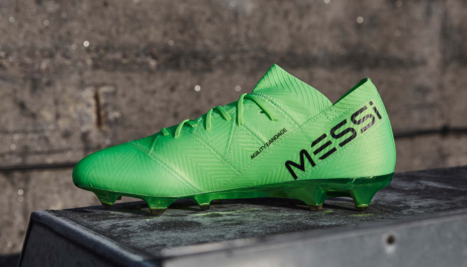 Giày bóng đá thi đấu của Messi được in chữ Messi ở gót giày