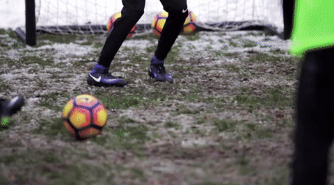 Các cầu thủ chuyên nghiệp sử dụng giày bóng đá chống bám bùn đất với công nghệ Anti-Clog
