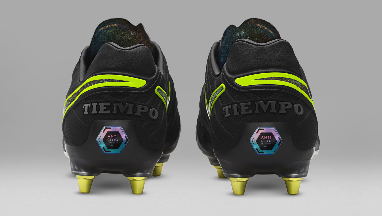 Giày bóng đá được áp dụng công nghệ Anti-Clog thường có logo hình lục giác có chữ Anti-Clog