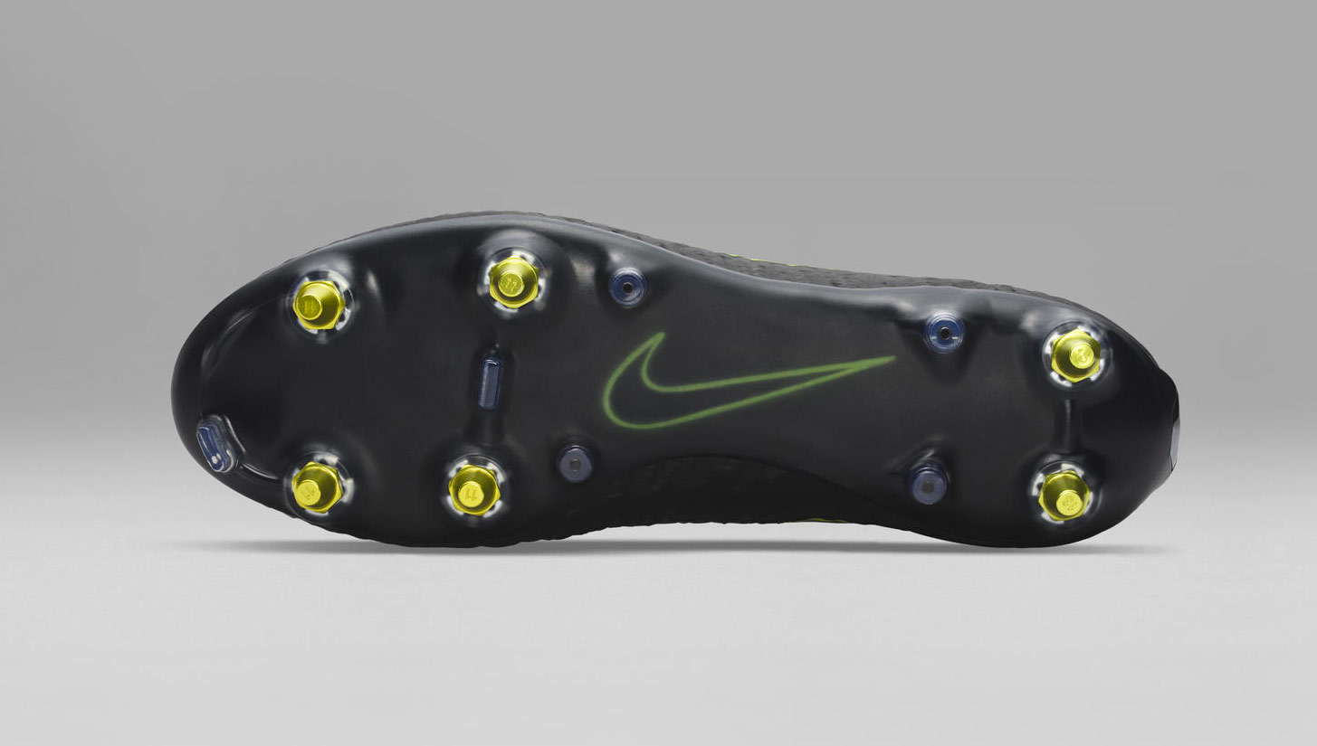 Giày bóng đá đinh sắt với đế giày phủ lớp công nghệ Anti-Clog chống bùn đất