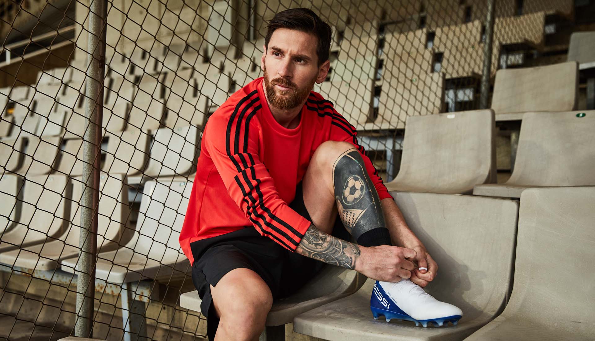 Messi thường sử dụng dòng giày Adidas Nemeziz của hãng Adidas