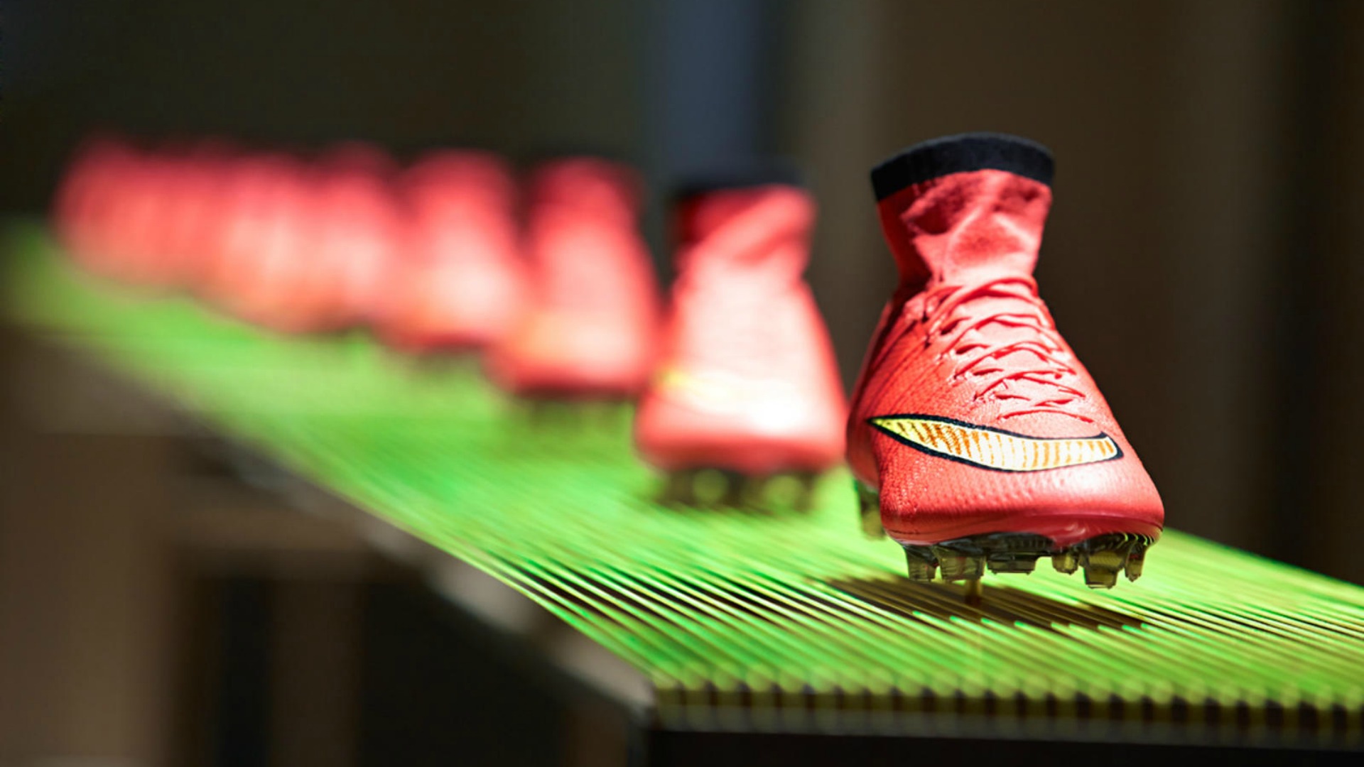 Giày bóng đá da vải được ra mắt lần đầu tại Worldcup 2014 với những đôi giày cổ cao