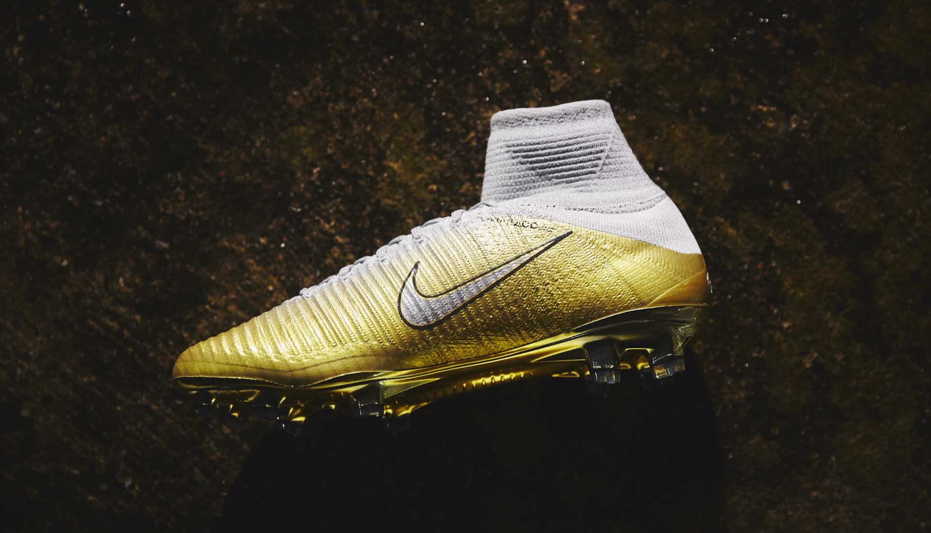Giày đá bóng kỷ niệm quả bóng vàng của Nike thường có gam màu vàng Gold