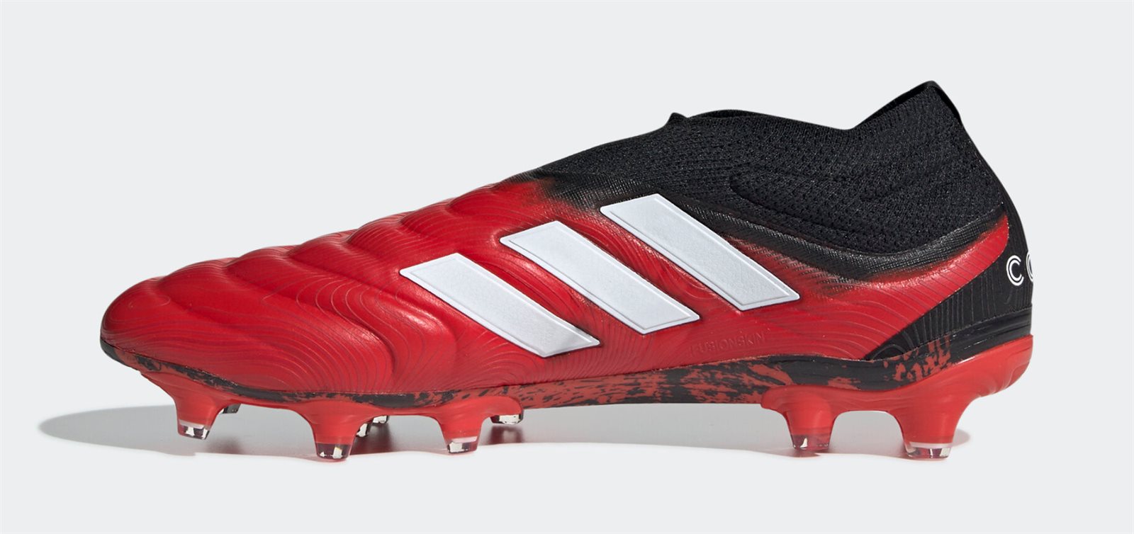 Dòng giày da thật Adidas Copa được xếp thứ 7 trong số 10 mẫu giày sử dụng nhiều tại cúp C1