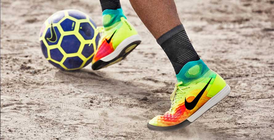 Bóng đá có thể chơi ở khắp mọi nơi mà chỉ cần đôi giày và quả bóng