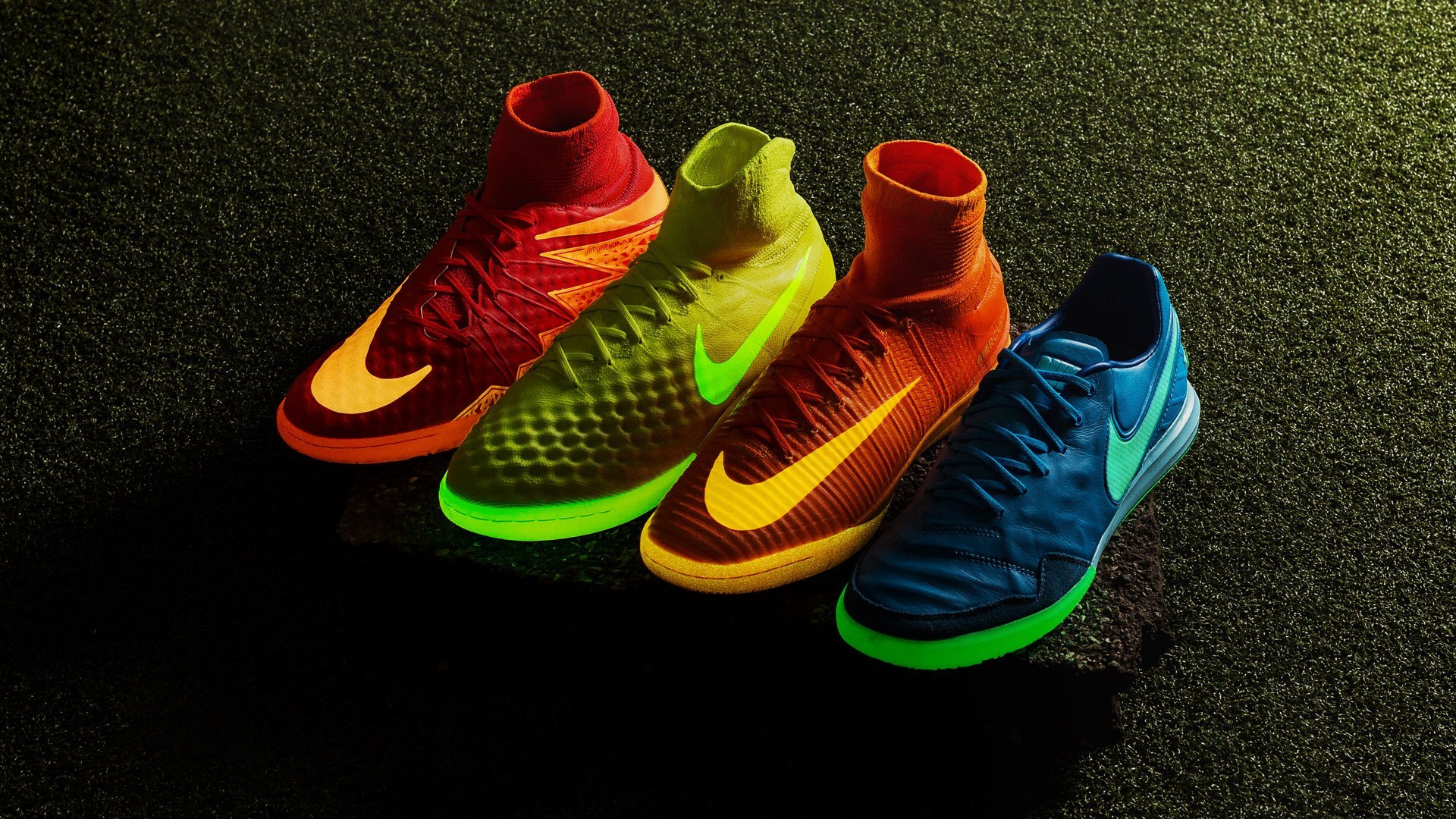 Nike đã ra mắt nhiều mẫu giày đá bóng sân cỏ nhân tạo cổ cao đẹp mắt