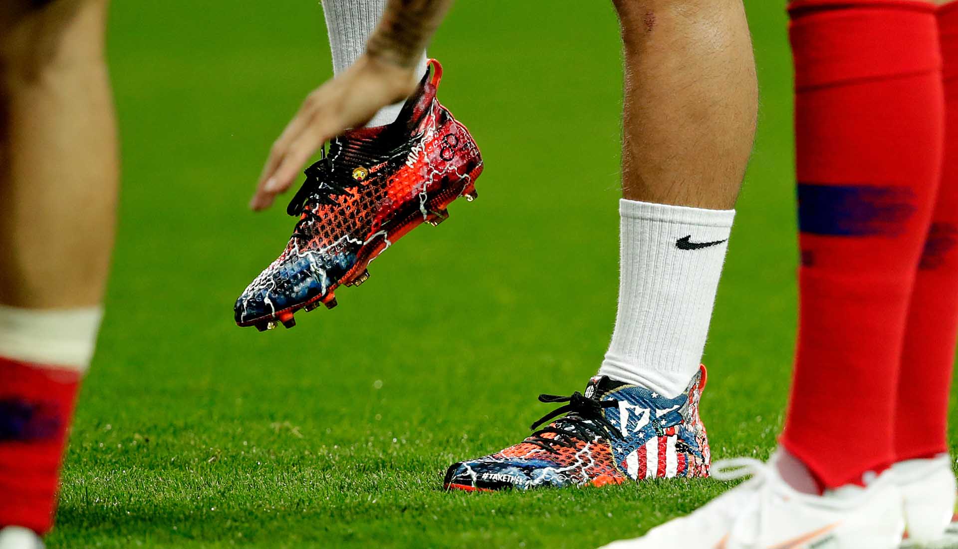 Giày bóng đá đóng vai trò rất lớn trong việc hỗ trợ cầu thủ thi đấu
