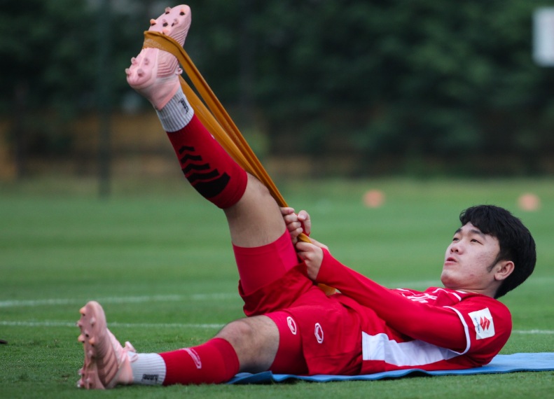Khởi động kỹ càng trước khi chơi bóng đá để hạn chế bị lật cổ chân