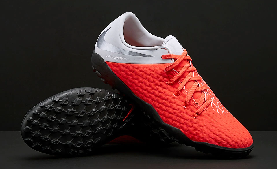 Giày bóng đá chính hãng Nike làm bằng da nhân tạo synthetic cần thời gian để mềm ra