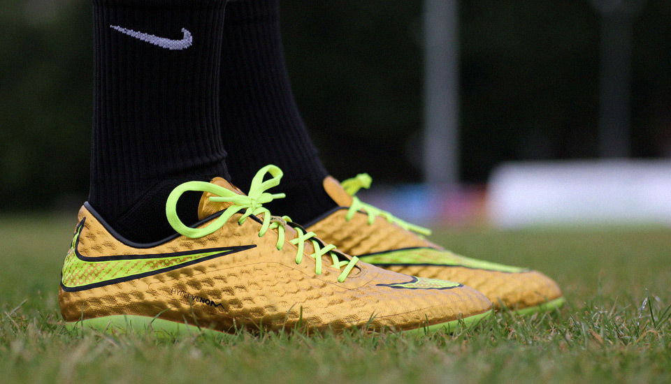 Giày đá bóng Nike Hypervenom I màu vàng Gold được thửa để kỷ niệm 100 bàn thắng của Neymar